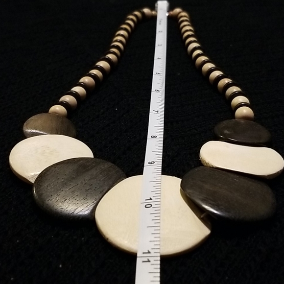 Wooden necklace - Picture 3 of 3